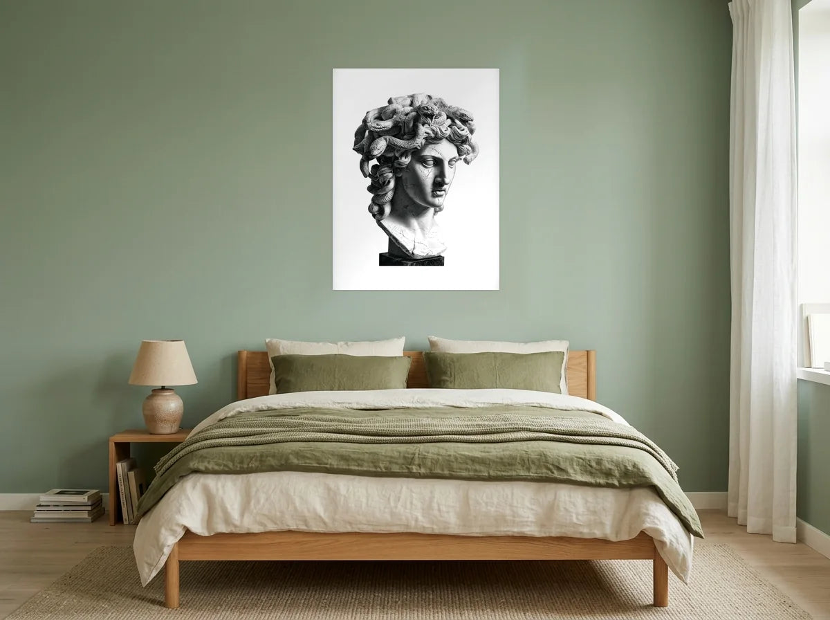 Poster buste de méduse noir et blanc sans cadre, présenté dans : chambre aux murs vert sauge