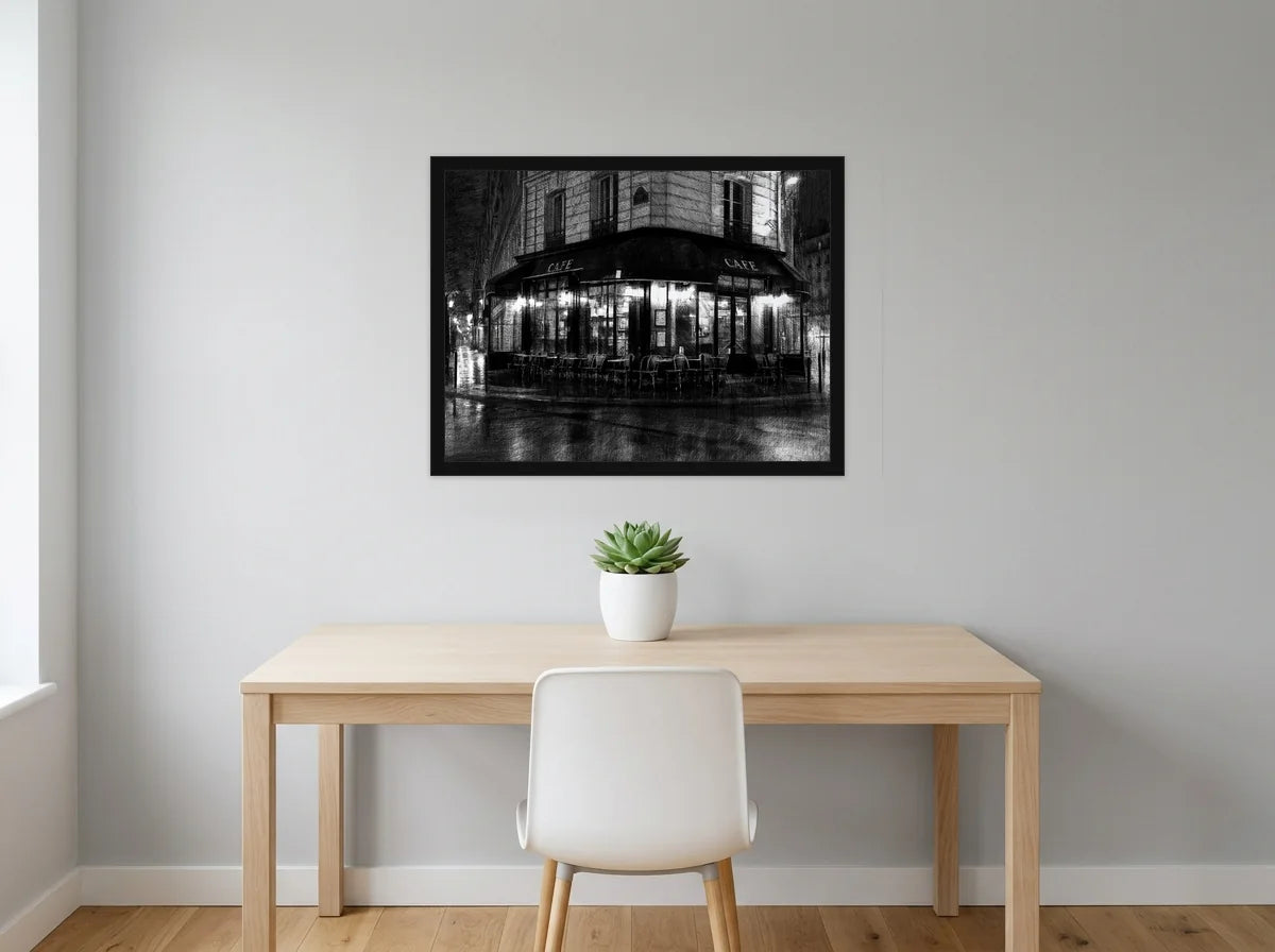 Poster encadré noir café de rue nocturne, présenté dans un bureau lumineux