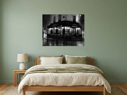Poster affiche café de rue nocturne noir et blanc sans cadre, présenté dans une chambre contemporaine