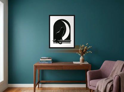 Poster chat noir sous la lune encadré noir, présenté dans un bureau aux murs bleu canard