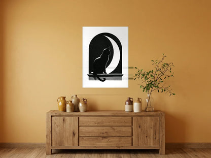 Poster chat noir sous la lune sans cadre, présenté dans une salle à manger aux murs ocre
