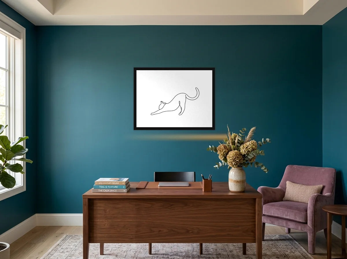Poster chat qui s’étire noir et blanc encadré noir, présenté dans bureau aux murs bleu canard
