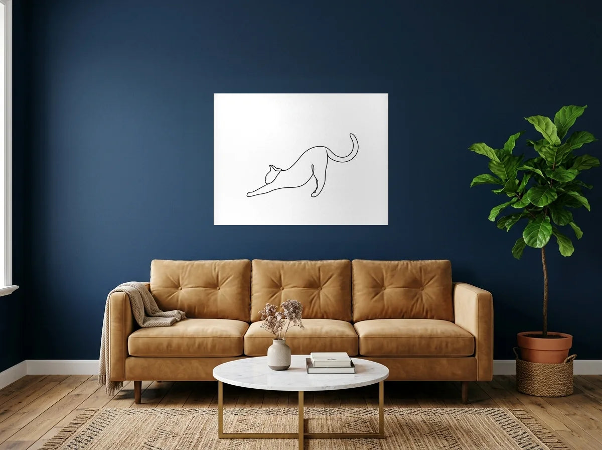 Poster chat qui s’étire noir et blanc sans cadre, présenté dans salon aux murs bleu nuit