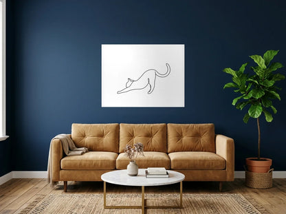Poster chat qui s’étire noir et blanc sans cadre, présenté dans salon aux murs bleu nuit
