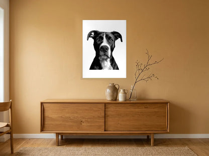 Poster chien au museau blanc noir et blanc sans cadre, présenté dans une salle à manger aux murs ocre