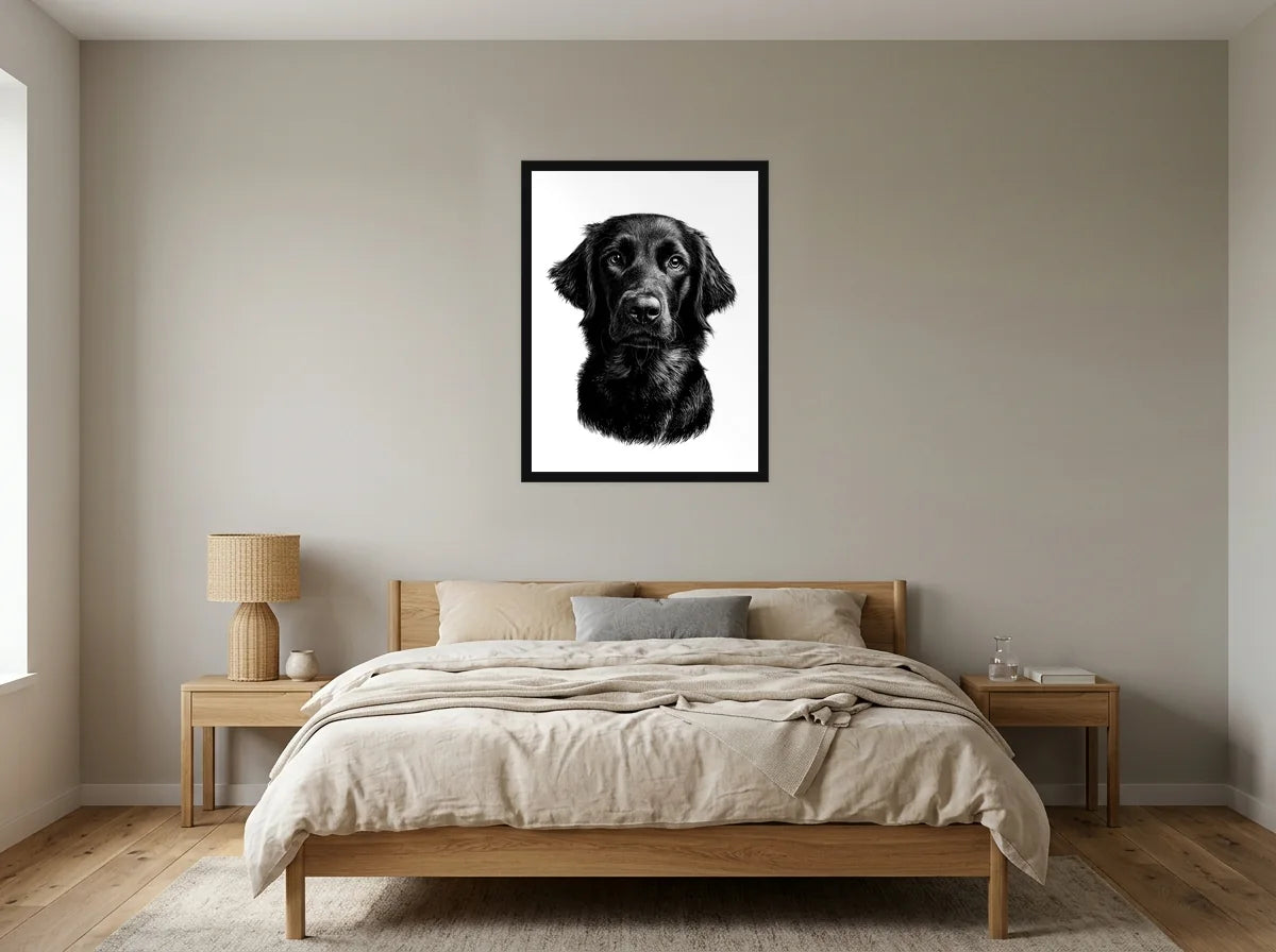 Poster chien aux oreilles longues noir et blanc encadré noir, présenté dans une chambre aux tons lin et grège