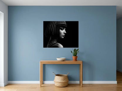 Poster Cléopâtre de Profil Sombre noir et blanc sans cadre, dans une entrée aux murs bleu poudré