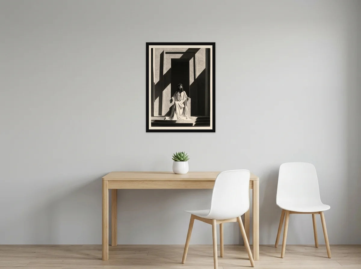 Poster cléopâtre sur son trône noir et blanc encadré noir, présenté dans bureau gris clair lumineux