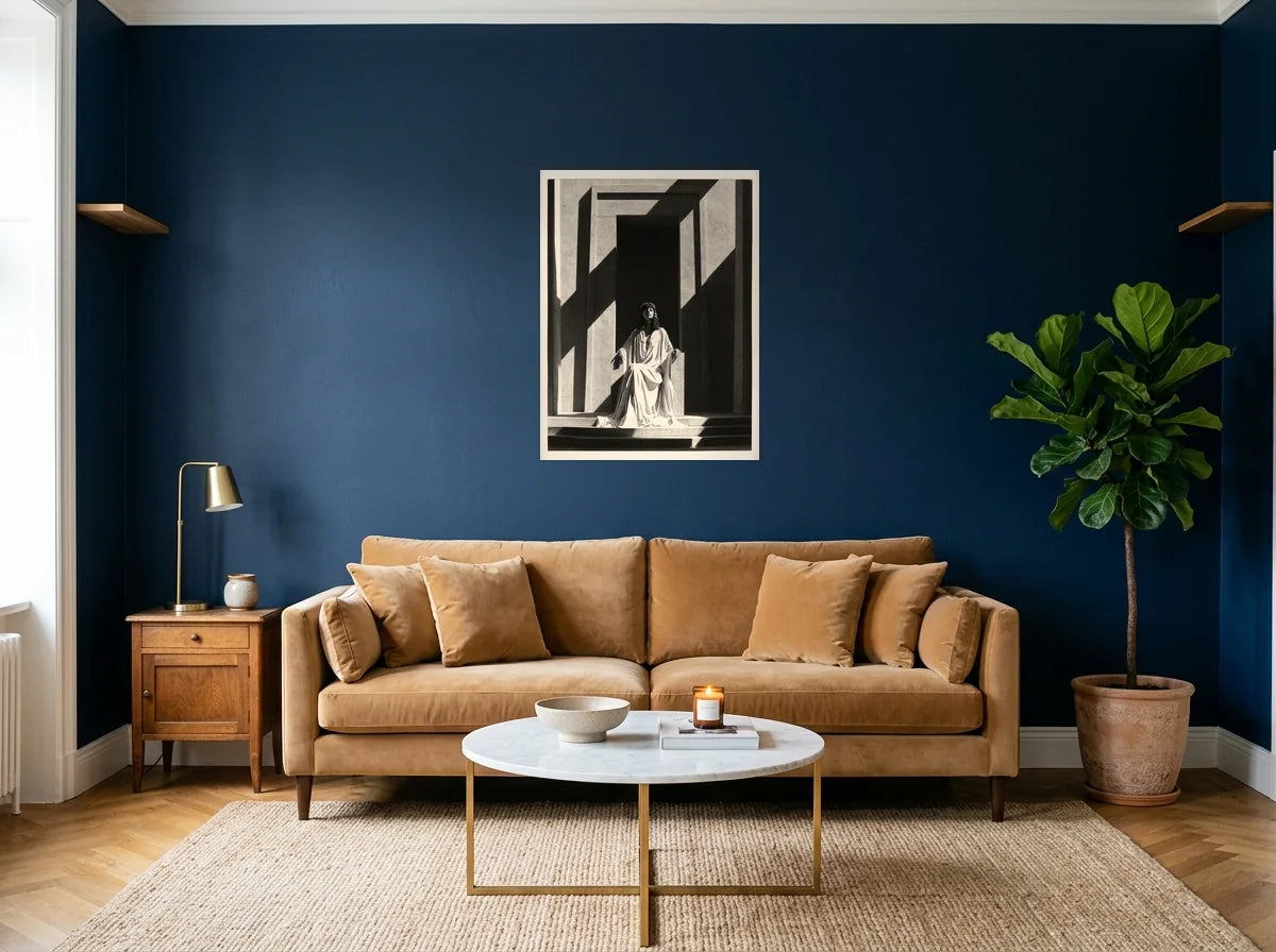 Poster cléopâtre sur son trône noir et blanc sans cadre, présenté dans salon aux murs bleu nuit