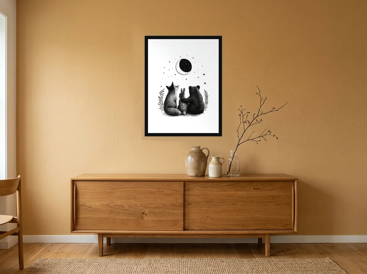 Poster Compagnons sous la Lune noir et blanc encadré noir, présenté dans une salle à manger aux murs ocre
