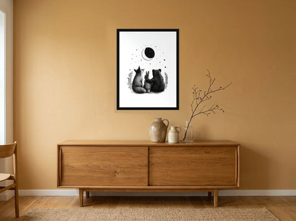 Poster Compagnons sous la Lune noir et blanc encadré noir, présenté dans une salle à manger aux murs ocre