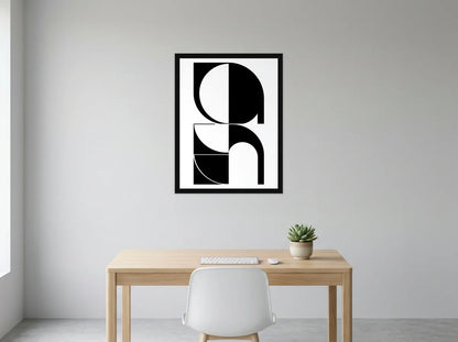 Poster composition Bauhaus arches noir et blanc encadré noir, présenté dans un bureau gris clair lumineux