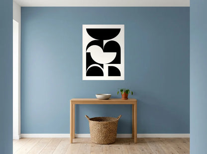Poster composition Bauhaus géométrique noir et blanc sans cadre, présenté dans une entrée aux murs bleu poudré