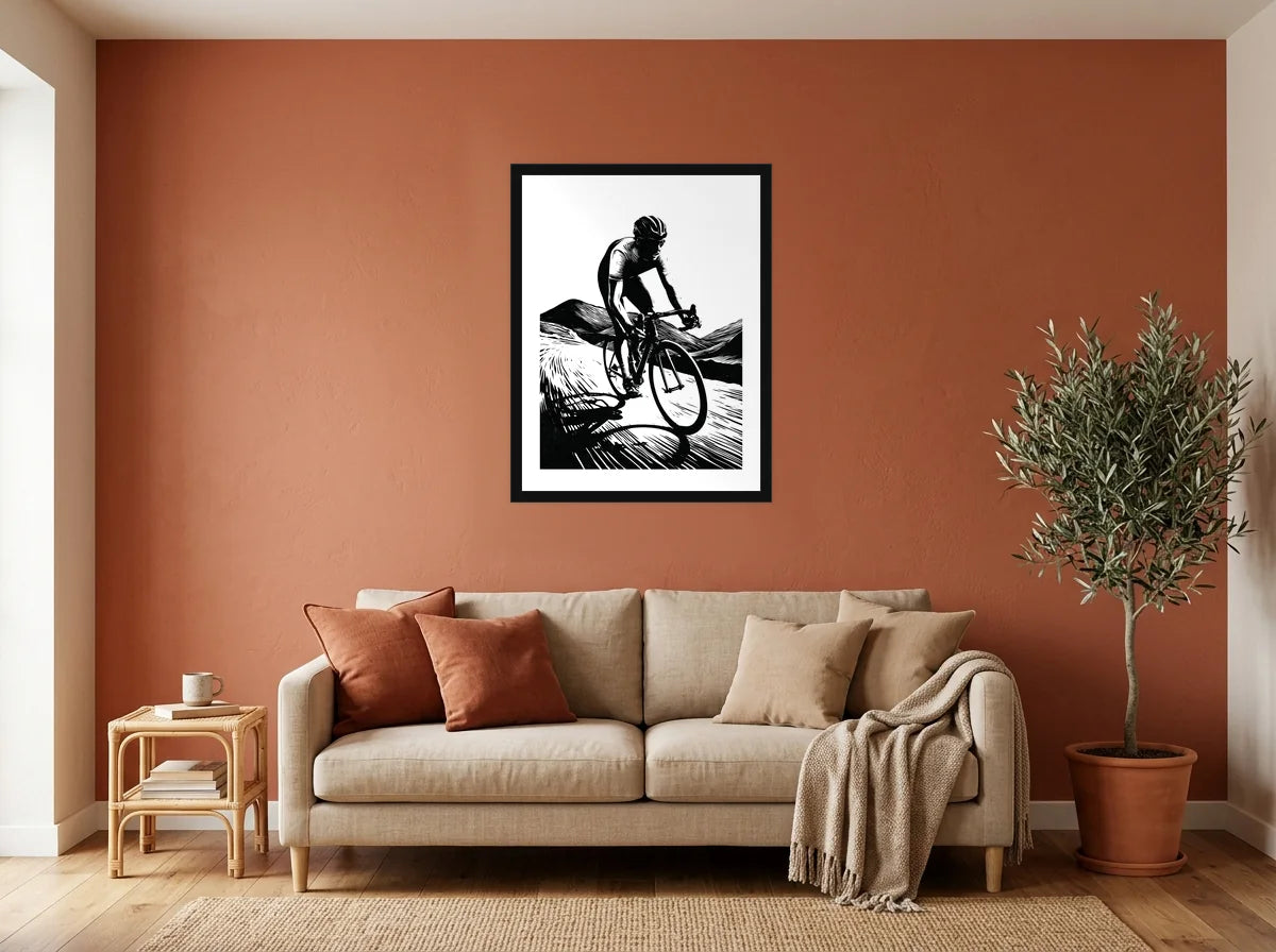 Poster Cycliste en Ascension noir et blanc encadré noir, présenté dans un salon aux murs terracotta