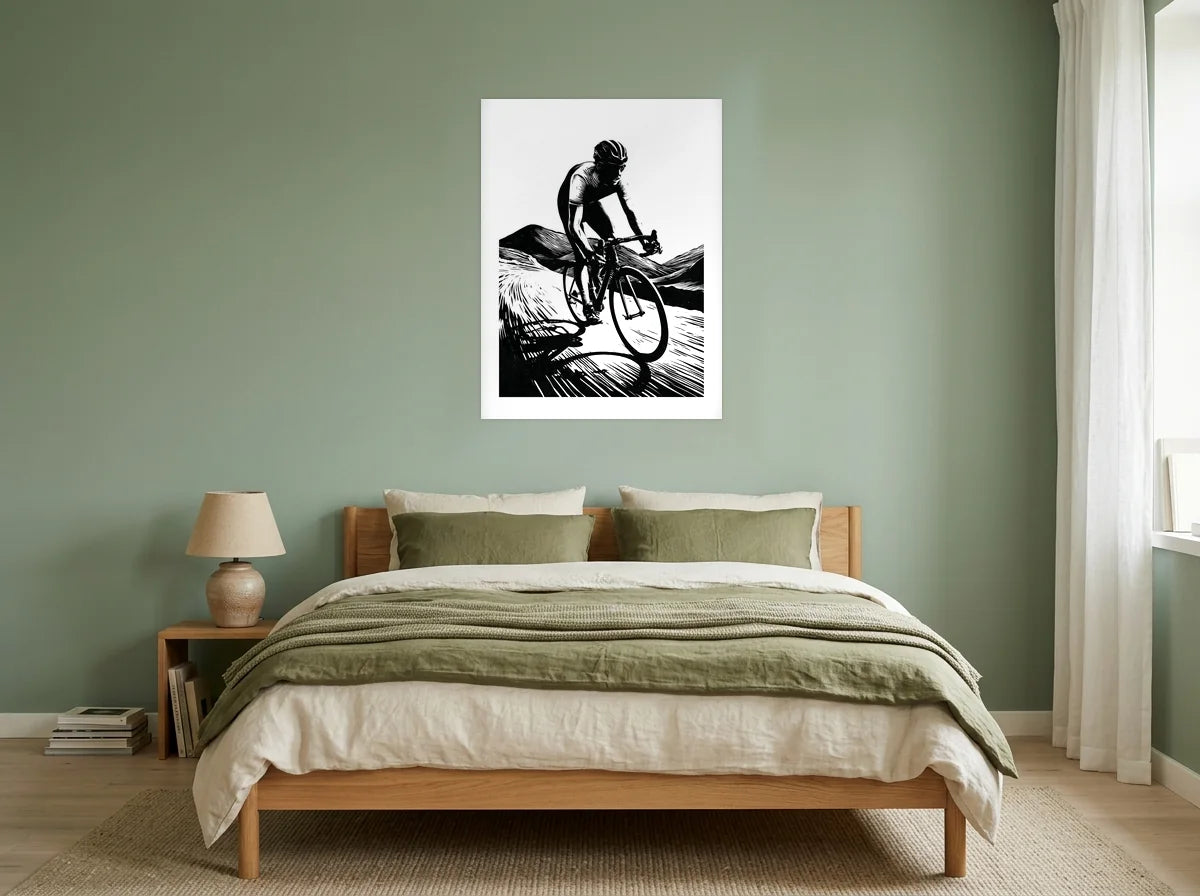 Poster Cycliste en Ascension noir et blanc sans cadre, présenté dans une chambre aux murs vert sauge
