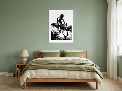 Poster Cycliste en Ascension noir et blanc sans cadre, présenté dans une chambre aux murs vert sauge