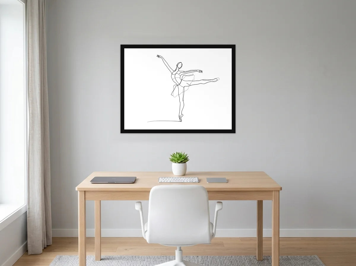 Poster danseuse en arabesque noir et blanc encadré noir, présenté dans un bureau gris clair lumineux