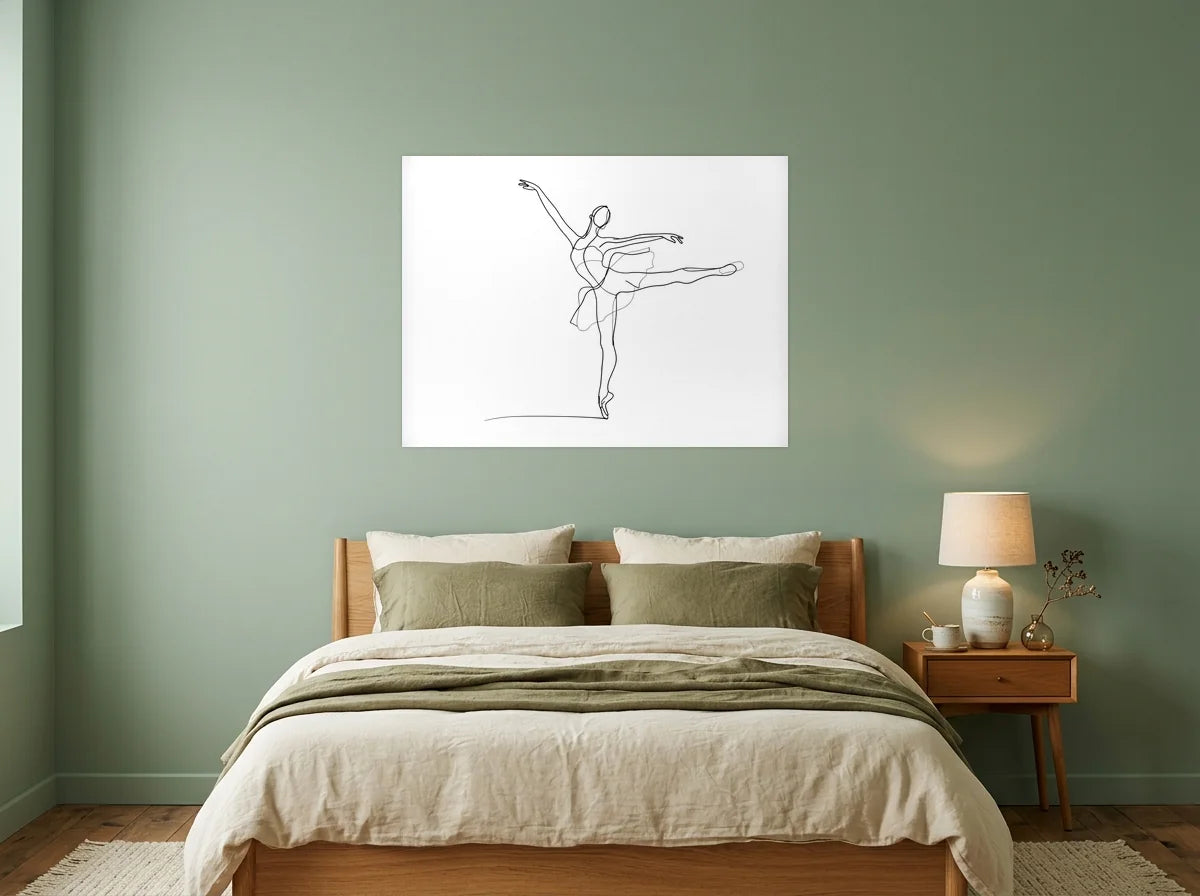 Poster danseuse en arabesque noir et blanc sans cadre, présenté dans une chambre aux murs vert sauge