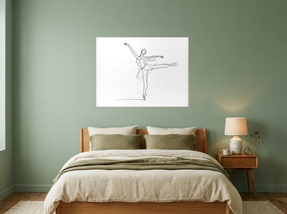 Poster danseuse en arabesque noir et blanc sans cadre, présenté dans une chambre aux murs vert sauge