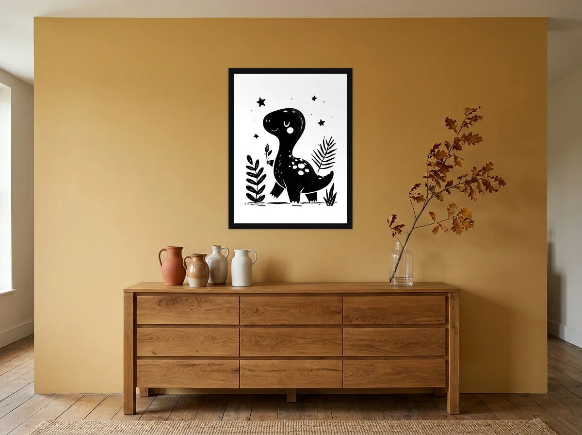Poster dinosaure aux étoiles noir et blanc encadré noir, présenté dans une salle à manger aux murs ocre