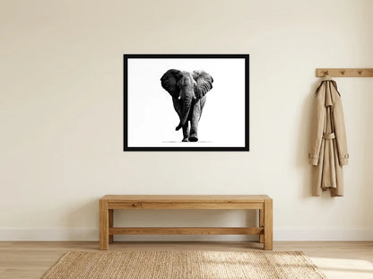 Poster éléphant gravure face noir et blanc encadré noir, présenté dans un intérieur lumineux