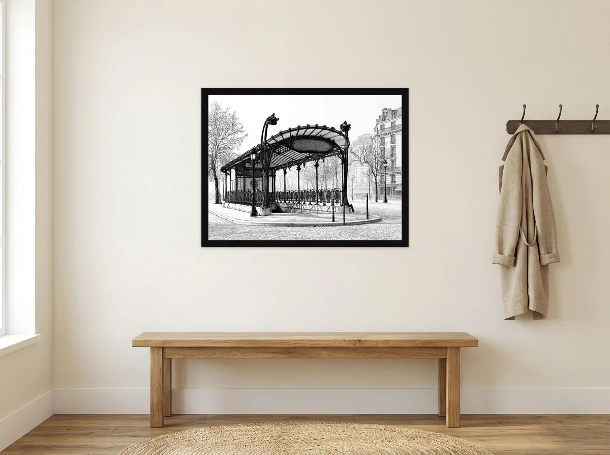Poster entrée de métro parisienne noir et blanc encadré noir, présenté dans une entrée crème avec banc en bois