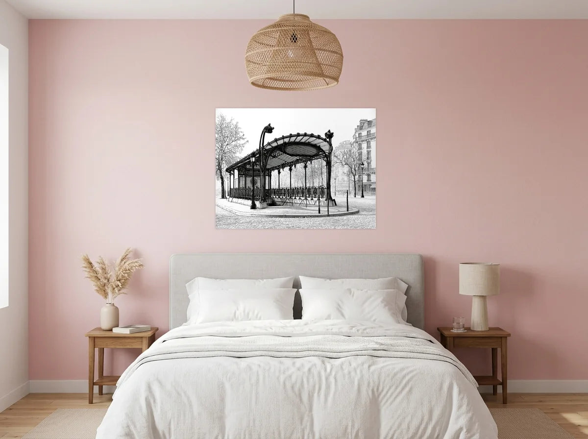 Poster entrée de métro parisienne noir et blanc sans cadre, présenté dans une chambre aux murs rose poudré