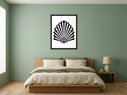 Poster éventail Art déco noir et blanc encadré noir, présenté dans une chambre aux murs vert sauge