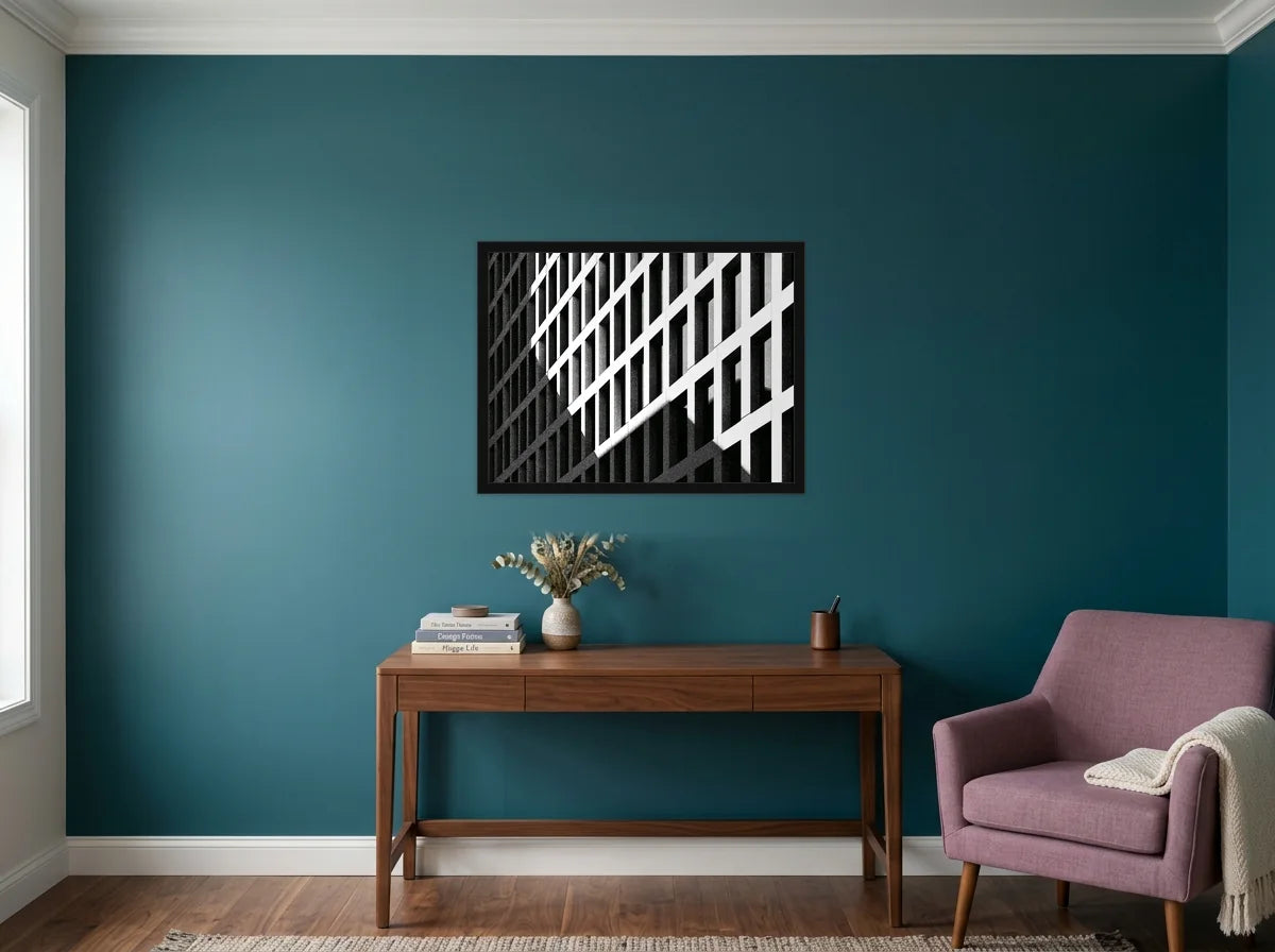 Poster façade d’immeuble moderne noir et blanc encadré noir, présenté dans bureau aux murs bleu canard