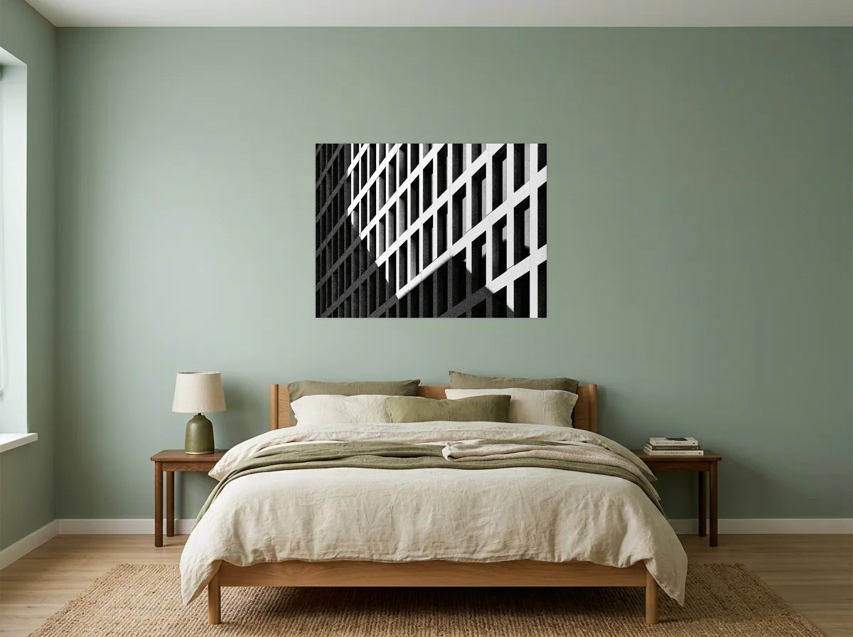 Poster façade d’immeuble moderne noir et blanc sans cadre, présenté dans chambre aux murs vert sauge