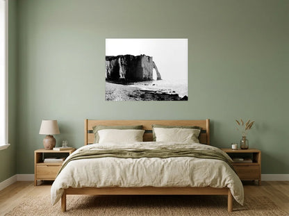 Poster falaises d’étretat noir et blanc sans cadre, présenté dans chambre aux murs vert sauge