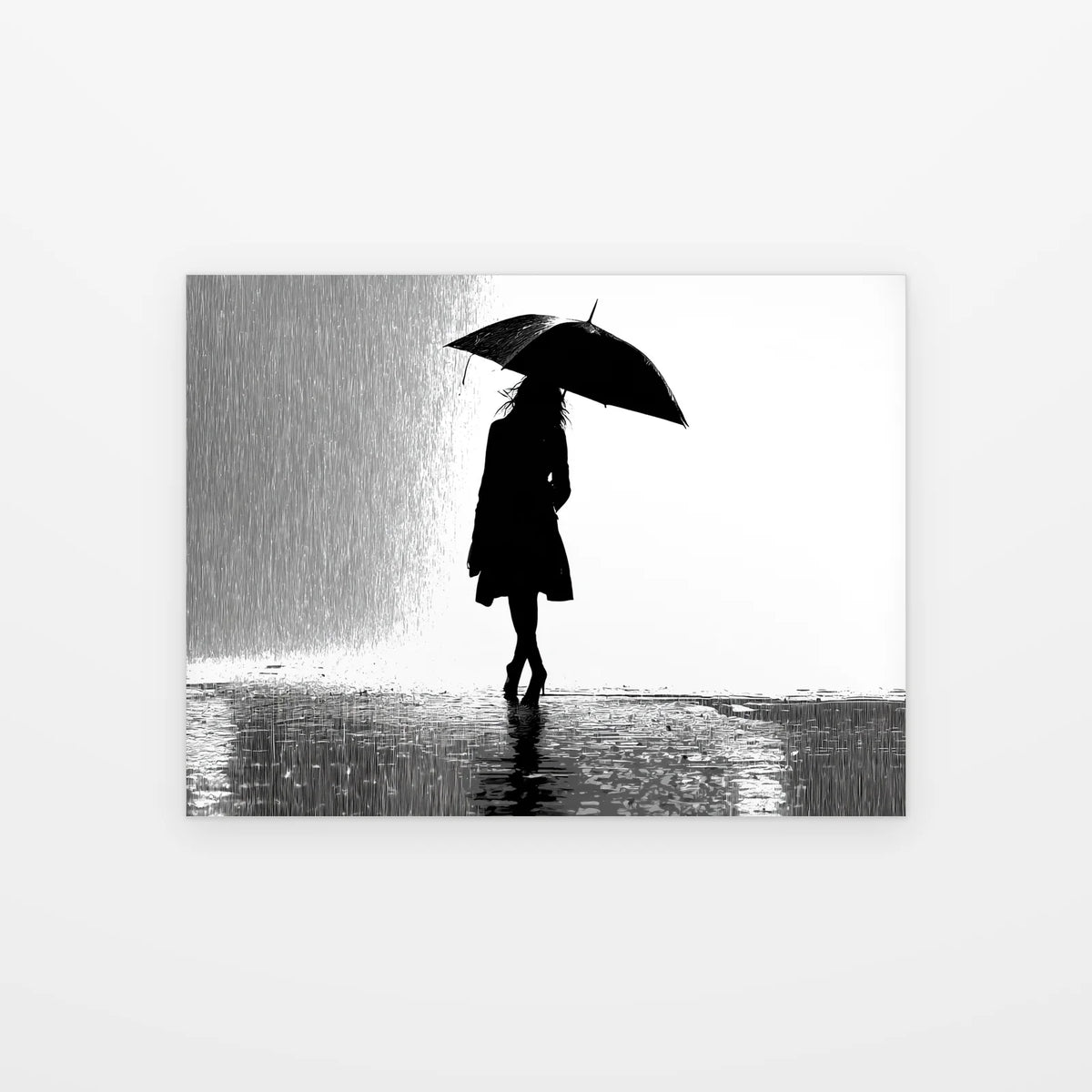 Visuel du poster Femme au Parapluie noir et blanc présenté seul sur fond blanc, aperçu de l’œuvre imprimée