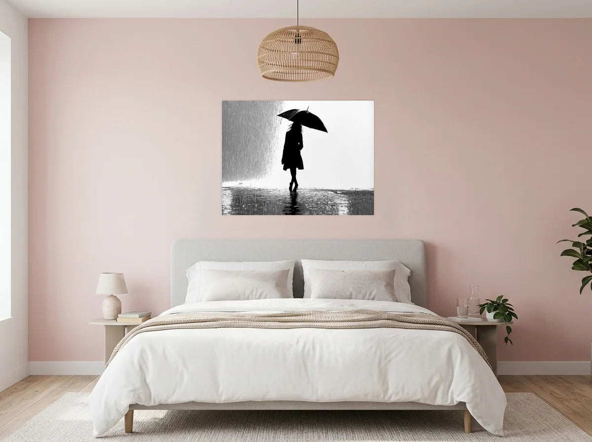 Poster Femme au Parapluie noir et blanc sans cadre, présenté dans une chambre aux murs rose poudré