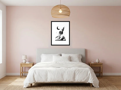 Poster fusée et croissant lunaire noir et blanc encadré noir, présenté dans : chambre aux murs rose poudré