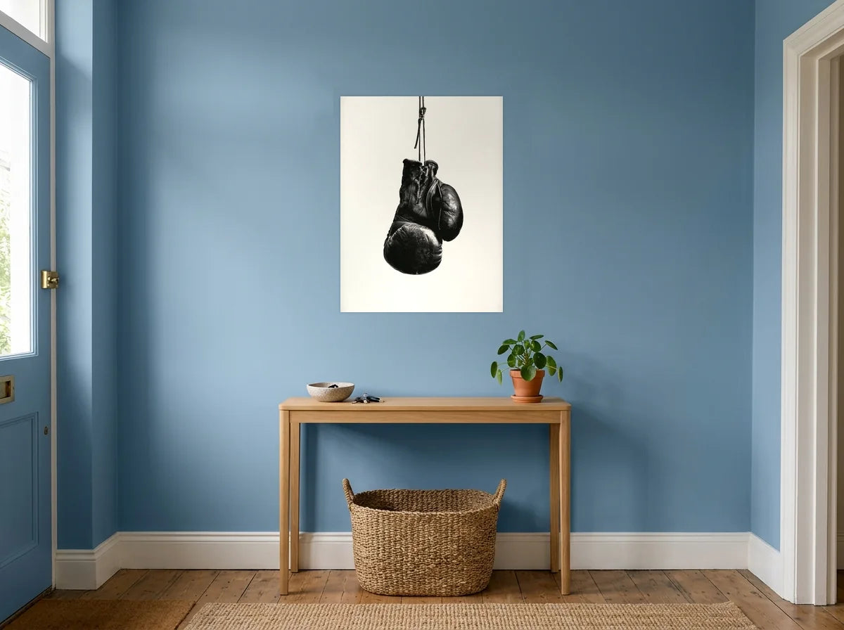 Poster Gants de Boxe Patinés noir et blanc sans cadre, présenté dans une entrée aux murs bleu poudré