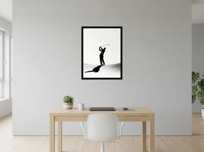 Poster golfeur en fin de swing noir et blanc encadré noir, présenté dans : bureau gris clair lumineux