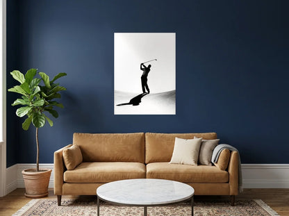 Poster golfeur en fin de swing noir et blanc sans cadre, présenté dans : salon aux murs bleu nuit