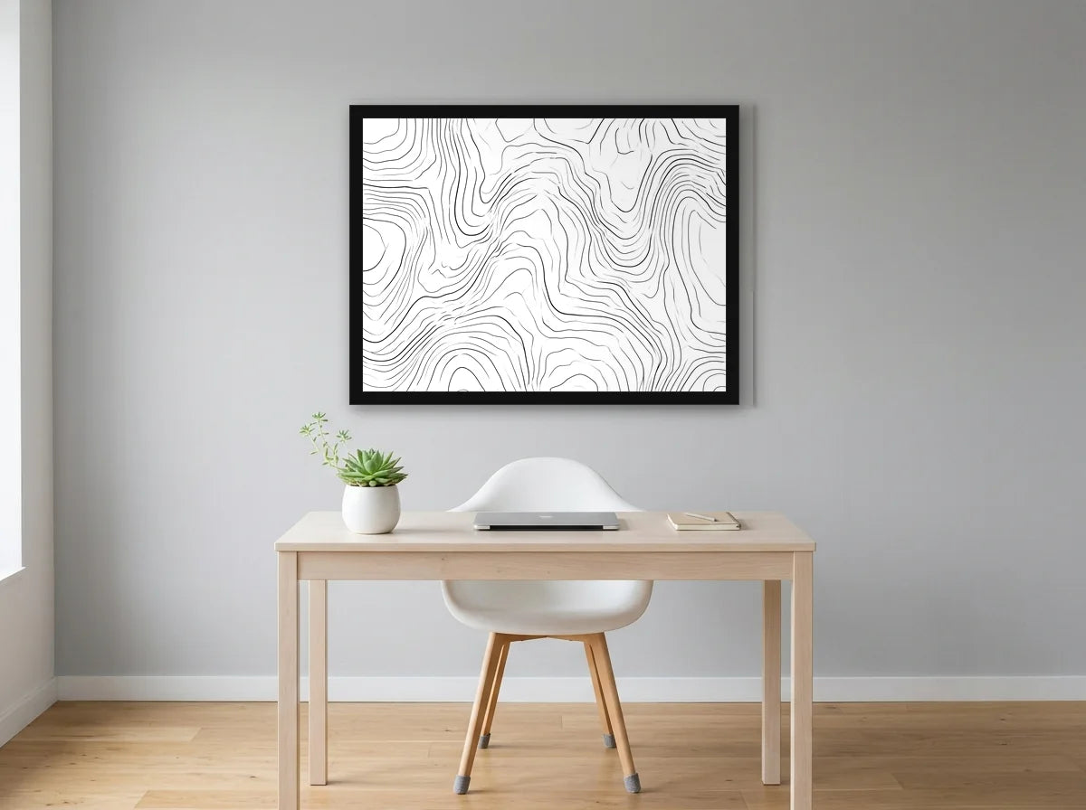 Poster lignes topographiques abstraites noir et blanc encadré noir, présenté dans un intérieur lumineux