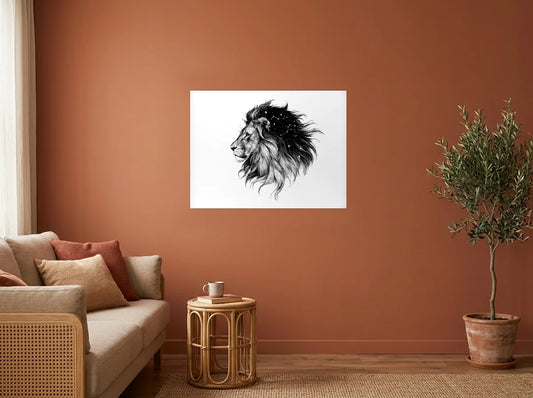 Poster Lion à Crinière Céleste noir et blanc sans cadre, présenté dans : salon aux murs terracotta