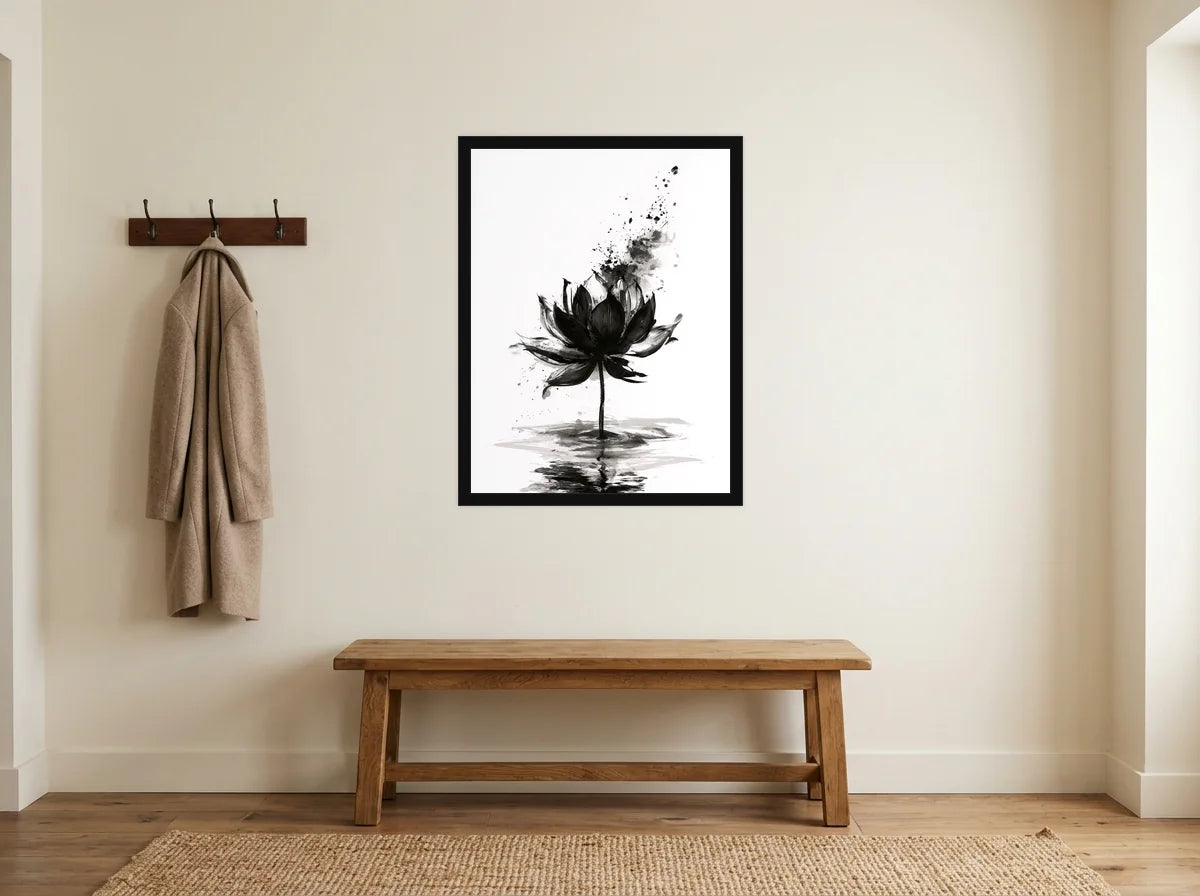 Poster Lotus à l'Encre noir et blanc encadré noir, présenté dans une entrée crème avec banc en bois