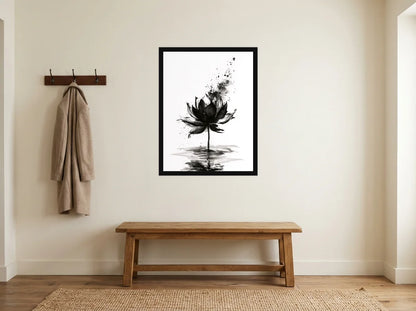 Poster Lotus à l'Encre noir et blanc encadré noir, présenté dans une entrée crème avec banc en bois