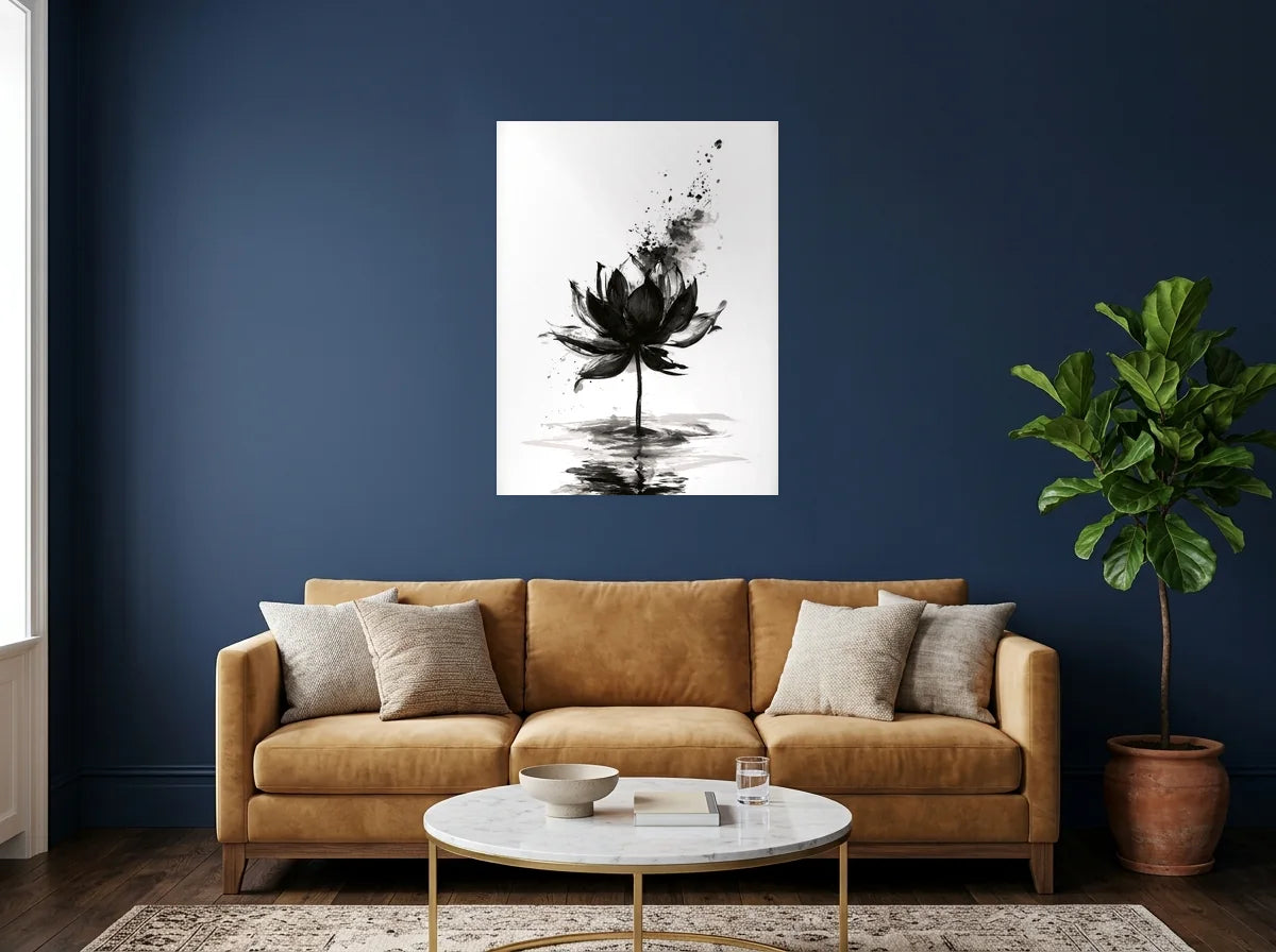 Poster Lotus à l'Encre noir et blanc sans cadre, présenté dans un salon aux murs bleu nuit