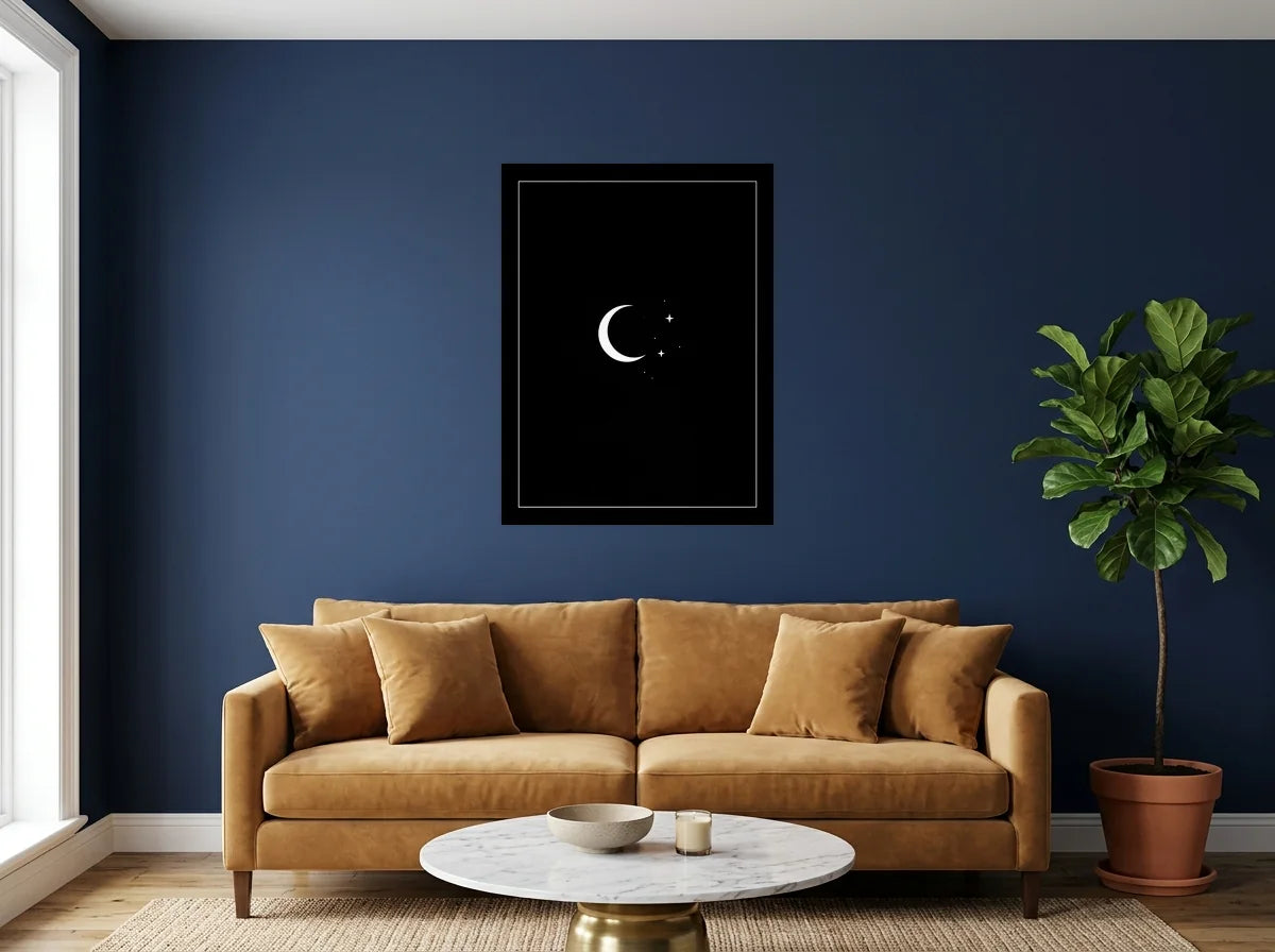 Poster lune et étoiles noir et blanc sans cadre, présenté dans un salon aux murs bleu nuit