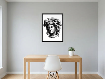 Poster méduse aux serpents noir et blanc encadré noir, présenté dans : bureau gris clair lumineux