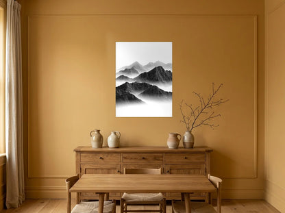 Poster Montagnes en Courbes noir et blanc sans cadre, dans une salle à manger aux murs ocre