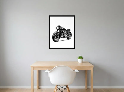Poster moto café racer classique noir et blanc encadré noir présenté dans un bureau gris clair