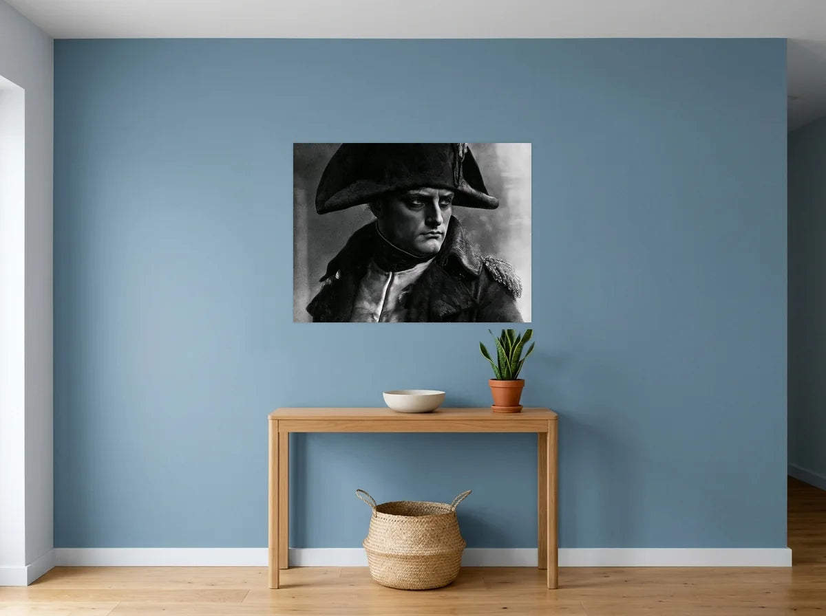 Poster napoléon au bicorne noir et blanc sans cadre, présenté dans : entrée aux murs bleu poudré