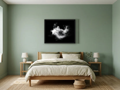Poster nébuleuse cosmique noir et blanc encadré noir, présenté dans une chambre aux murs vert sauge