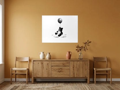 Poster ourson au ballon noir et blanc sans cadre, présenté dans : salle à manger aux murs ocre