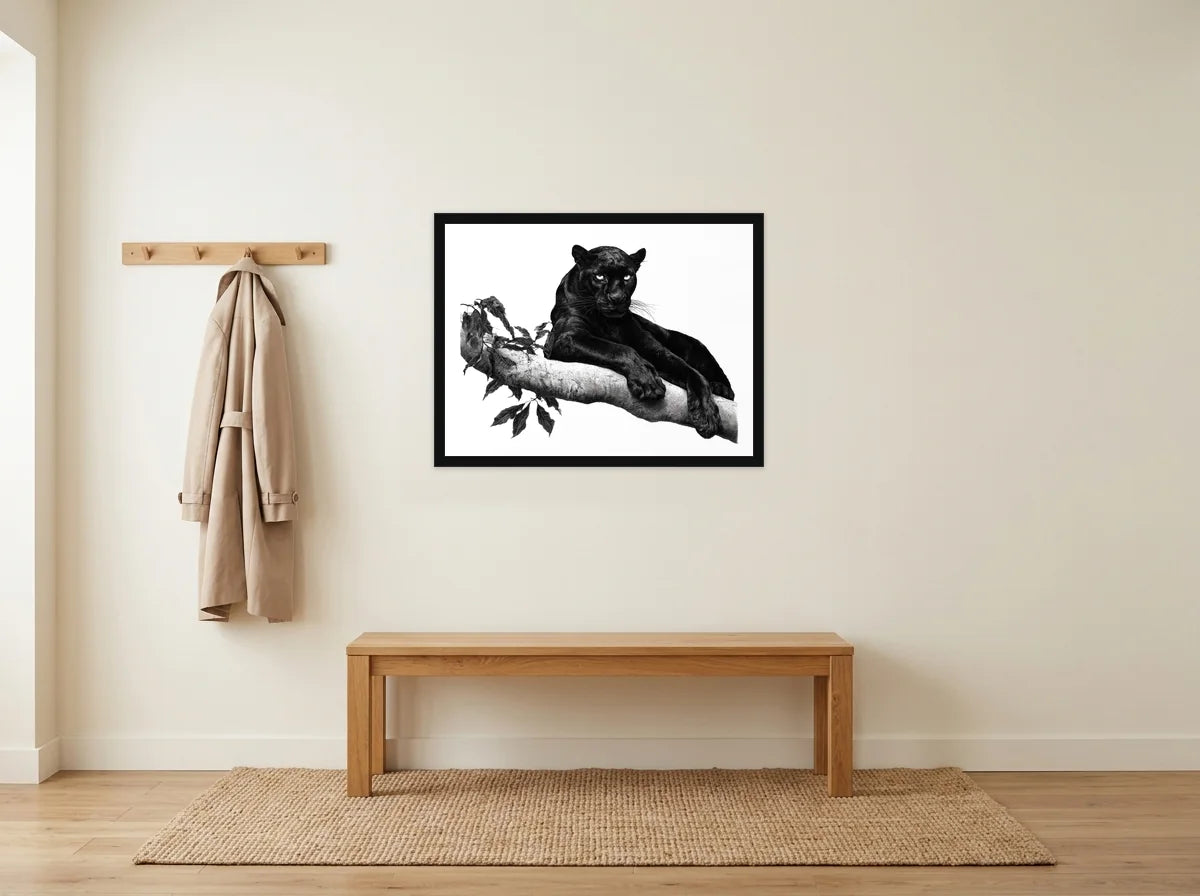 Poster panthère noire sur branche encadré noir, présenté dans une entrée crème avec banc en bois